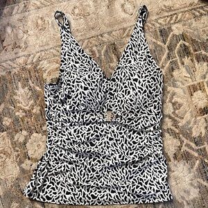 Black and White Patterned Women's swimsuit top